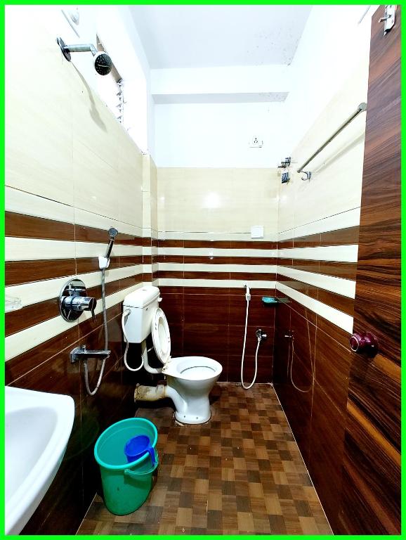 Koupelna v ubytování Hotel Sashi INN Near Sea Beach and Jagannath Temple - Fully Air Conditioned Hotel - Prime Location Spacious Room - A Premium Hotel In Puri