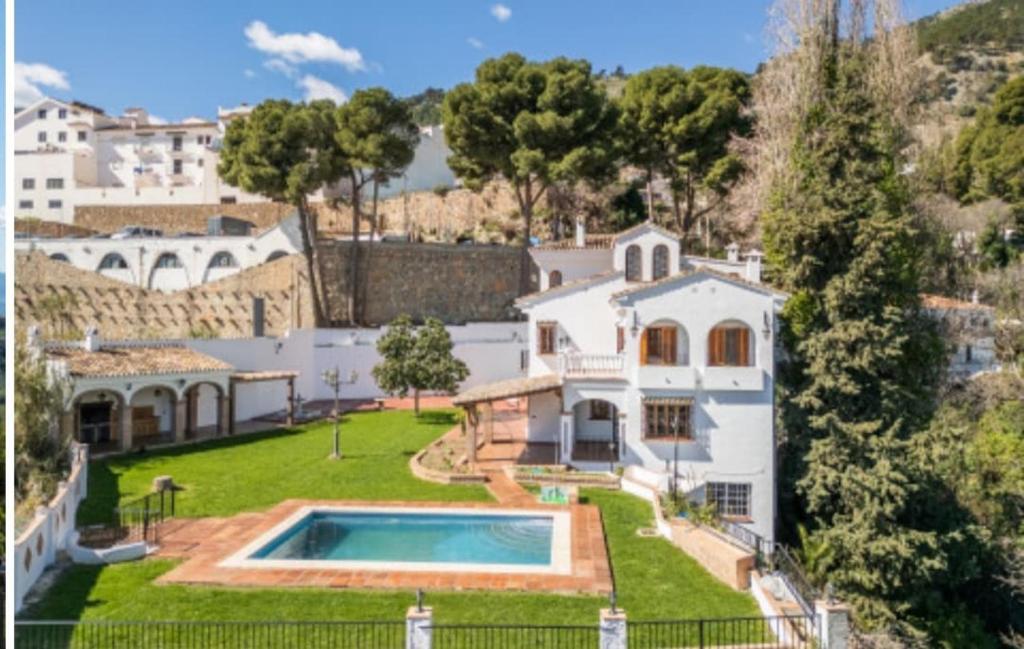 una grande casa bianca con piscina di Villa El Torreón a Casarabonela