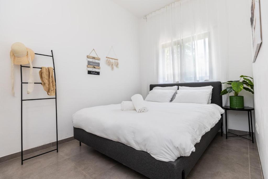 Postel nebo postele na pokoji v ubytování סוויטת מול הבניאס