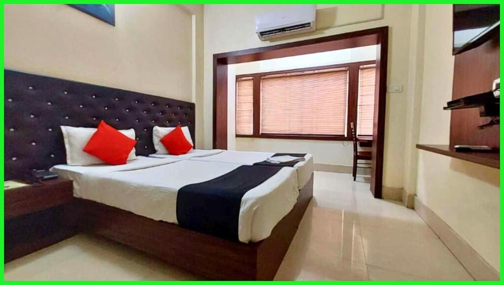 Postel nebo postele na pokoji v ubytování Hotel Triple Tree Near Bhubaneswar Railway Station - Lift and Restaurant Facilities - Fully Air Conditioning Rooms - Top Rated Hotel In Bhubaneswar