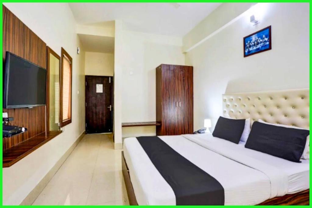 Postel nebo postele na pokoji v ubytování Hotel Triple Tree Near Bhubaneswar Railway Station - Lift and Restaurant Facilities - Fully Air Conditioning Rooms - Top Rated Hotel In Bhubaneswar