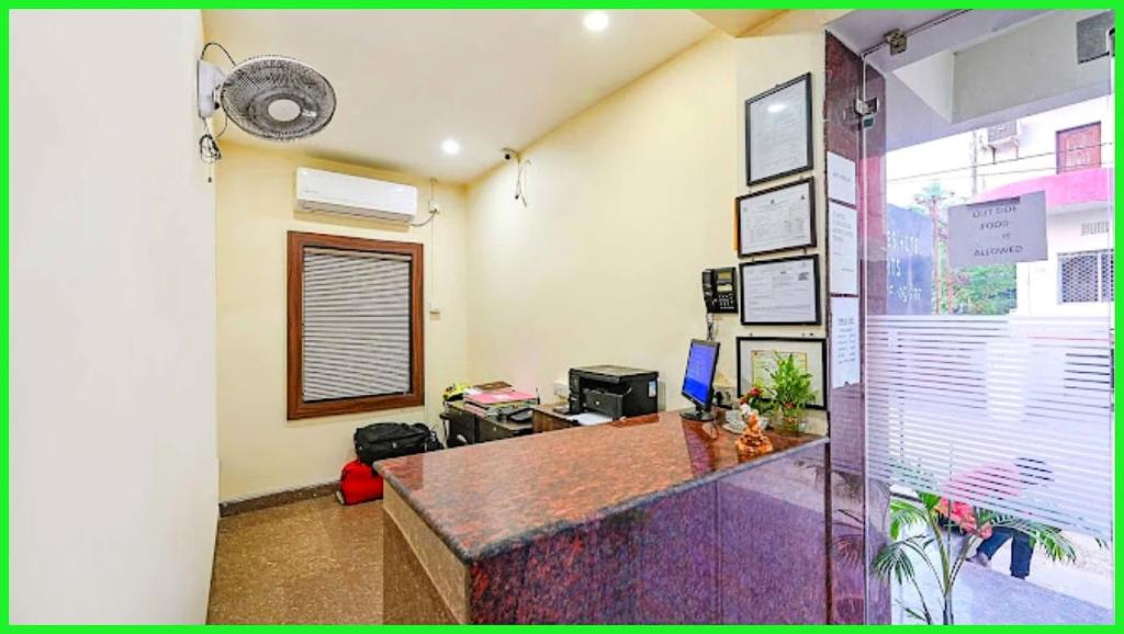 Kuchyň nebo kuchyňský kout v ubytování Hotel Triple Tree Near Bhubaneswar Railway Station - Lift and Restaurant Facilities - Fully Air Conditioning Rooms - Top Rated Hotel In Bhubaneswar