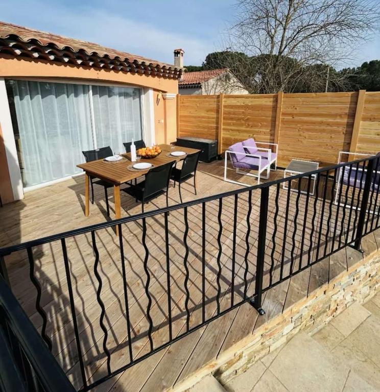 d'un balcon avec une table, des chaises et une clôture. dans l'établissement Hébergement cosy, à Vidauban