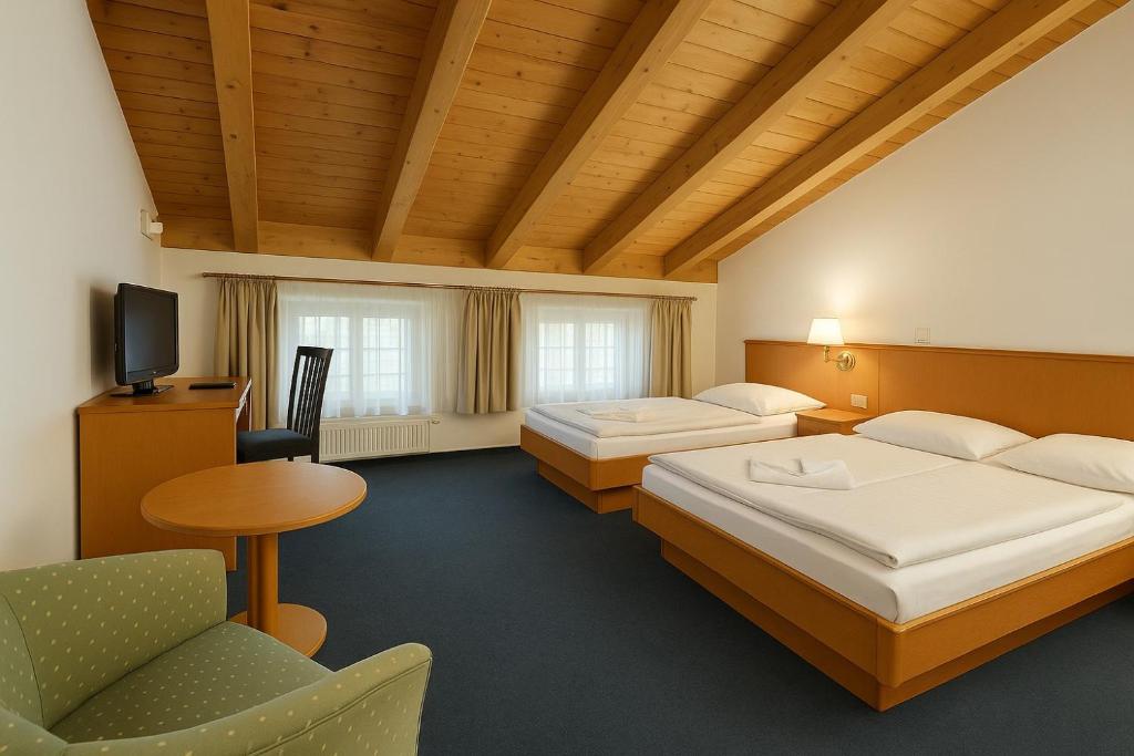 Postel nebo postele na pokoji v ubytování A8 Hotel im Darchinger Hof Bed & Breakfast - Zwischen Holzkirchen und Weyarn - Zwischen München Salzburg und Innsbruck - Kurz vor dem Irschenberg
