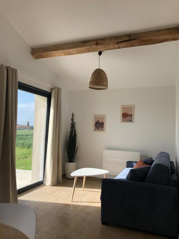 un salon avec un canapé et une table dans l'établissement Maison proche de la Gare TGV, à Alixan