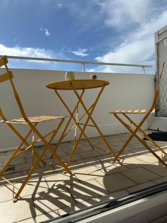 une chaise assise au-dessus du balcon dans l'établissement Studio Résidence de Pontaillac, à Royan