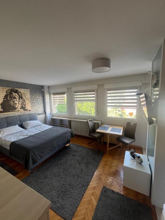 Ένα ή περισσότερα κρεβάτια σε δωμάτιο στο LEO Central Apartment