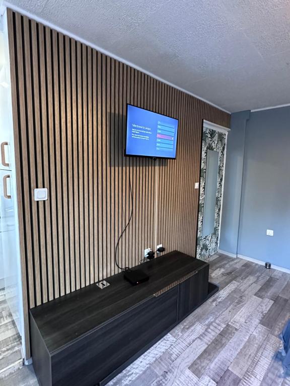 Elle comprend une télévision murale à écran plat. dans l'établissement cocon élégance, à Montpellier