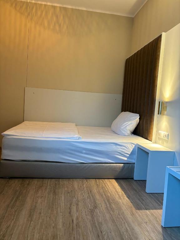 Hotel Athen Kelsterbach Frankfurt Airportにあるベッド