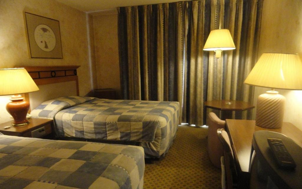 Postel nebo postele na pokoji v ubytování Petra Palace Hotel