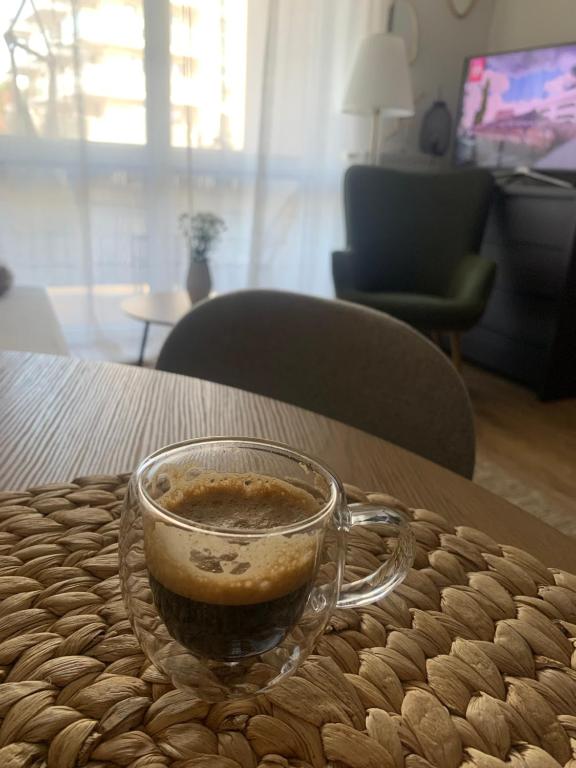 szklankę kawy siedzącą na stole w obiekcie Apartament NANO z klimatyzacją w mieście Giżycko