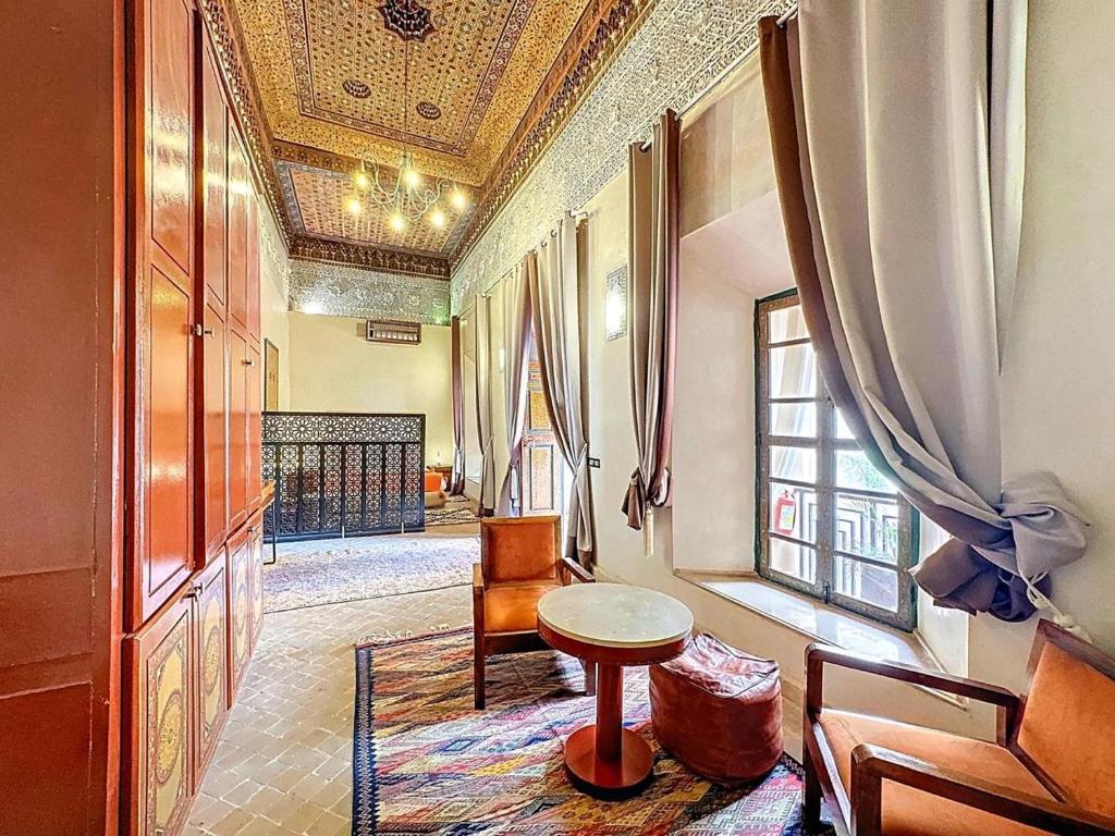 Posezení v ubytování Le Riad Medina Privilège and Spa