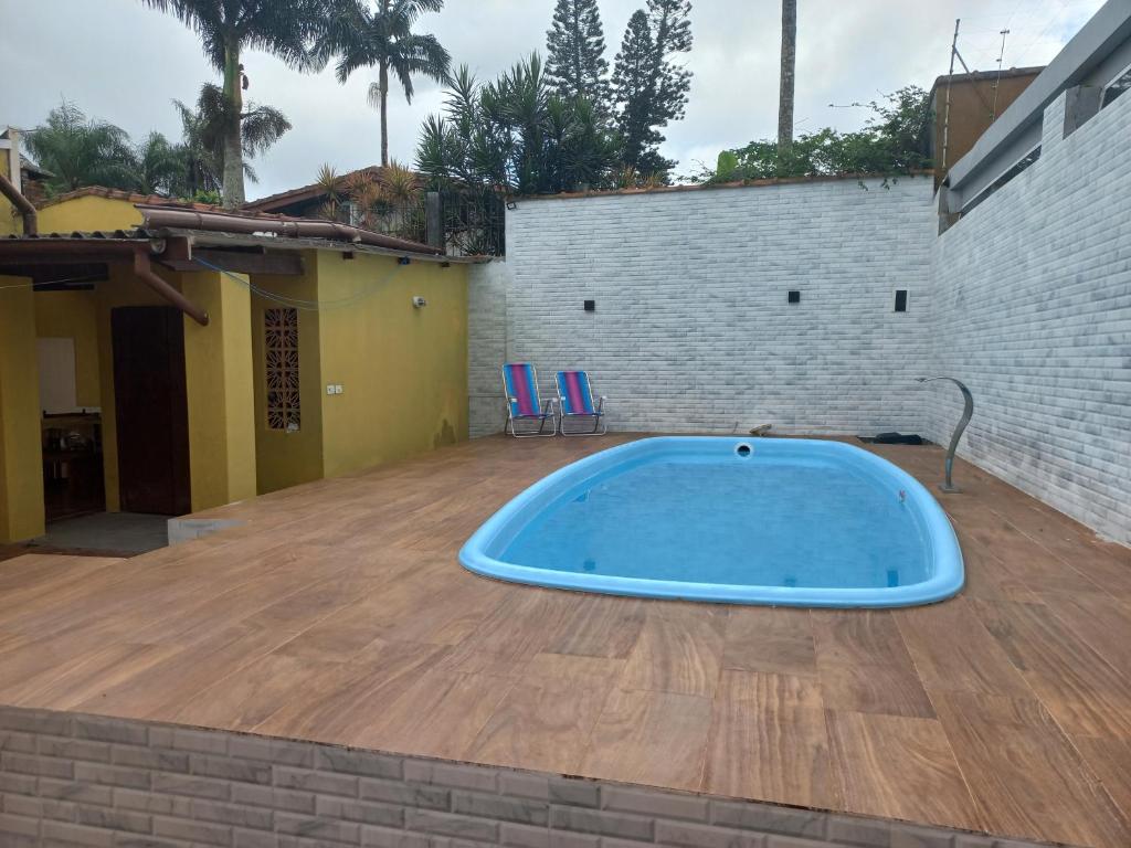 eine große blaue Badewanne auf einer Terrasse in der Unterkunft Casa para temporada in Praia Grande