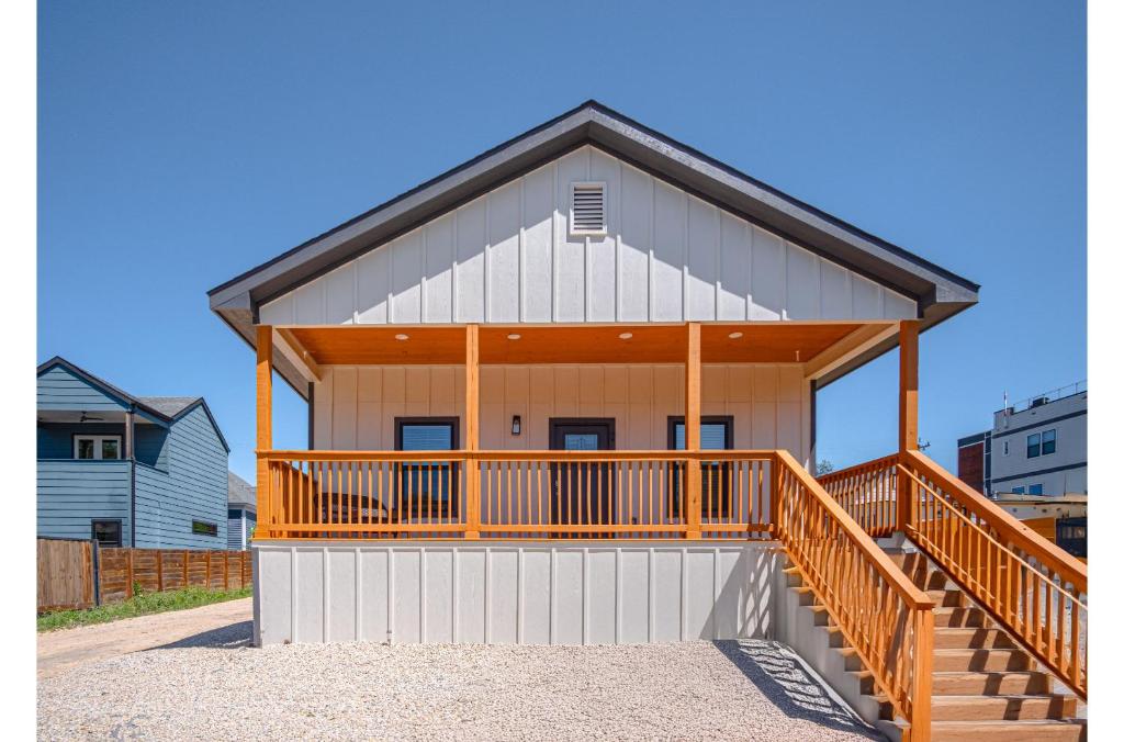 サンアントニオにある3BR-2BA Cityscape Haven with Panoramic Tower Viewの大きなデッキのある大きな家