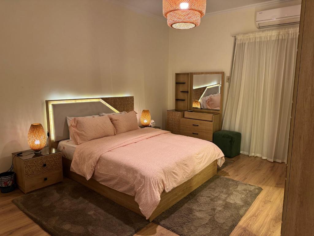 Postel nebo postele na pokoji v ubytování 1 BR cozy apartment in Zamalek