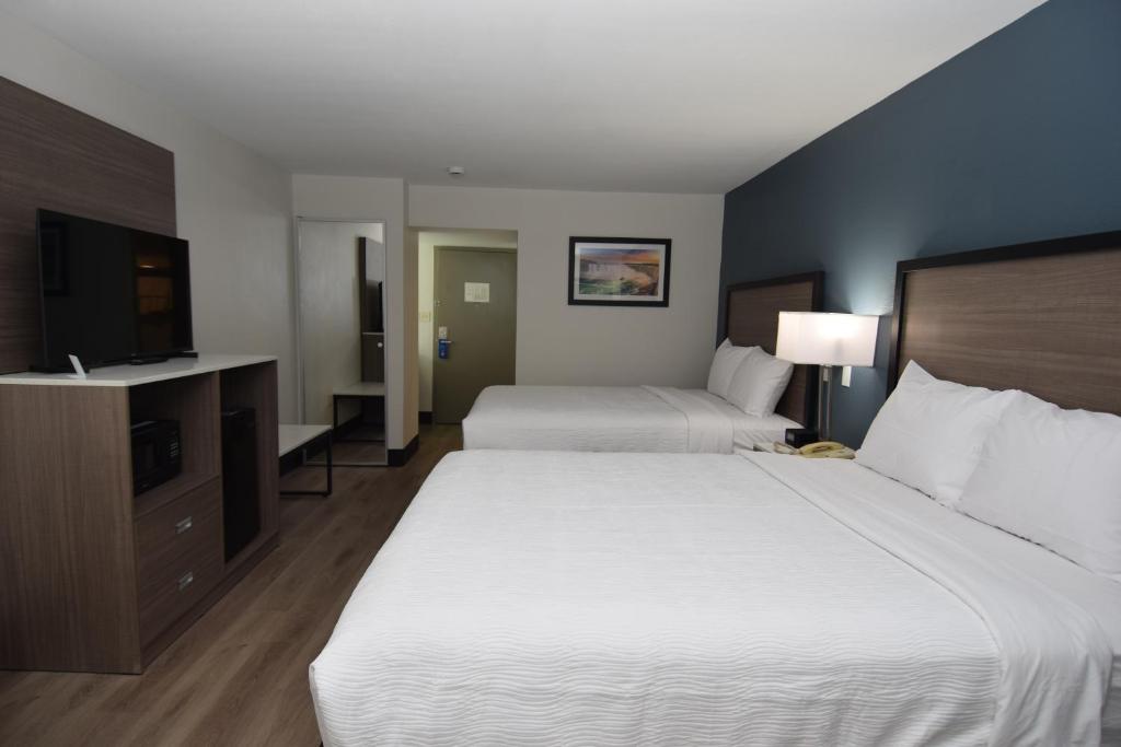 Postel nebo postele na pokoji v ubytování Baymont by Wyndham Batavia - Darien Lake