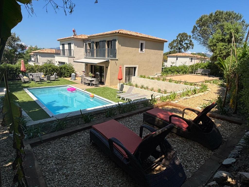 une maison avec une piscine dans la cour dans l'établissement VillaGassin 403, à Saint-Tropez