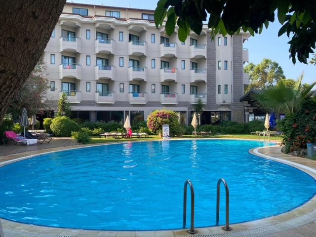 Bazén v ubytování Hotel Mutlu nebo v jeho okolí