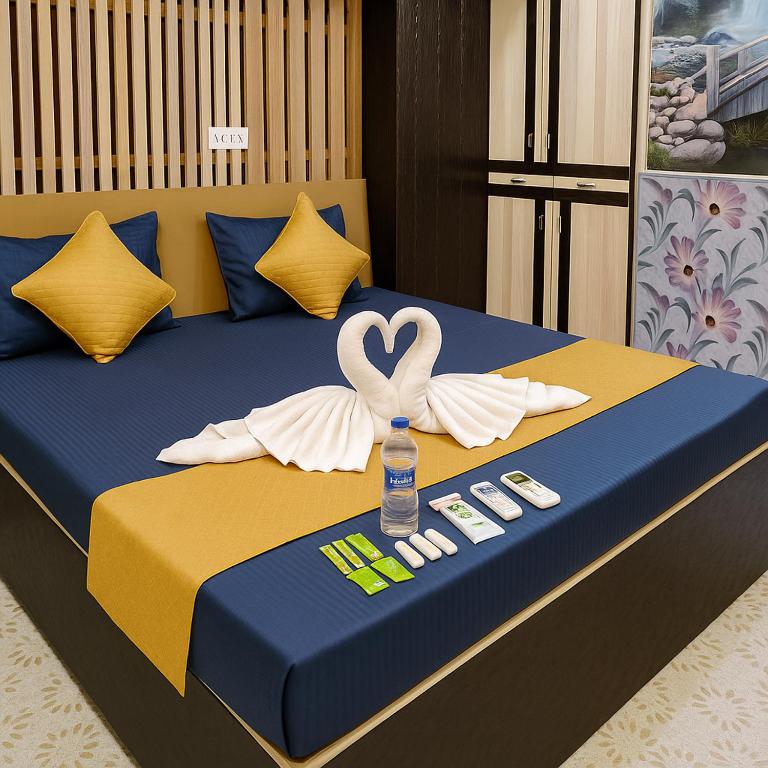 Postel nebo postele na pokoji v ubytování Hotel Rajnandani Palace Ayodhya By IQ Hotels - A Regal Stay Just Steps from Ram Mandir