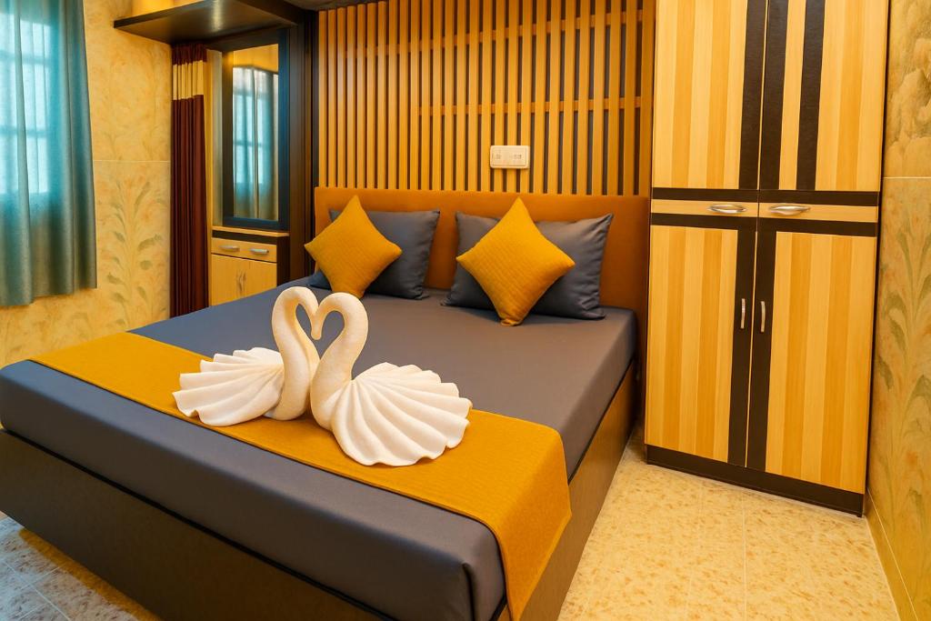 Postel nebo postele na pokoji v ubytování Hotel Rajnandani Palace Ayodhya By IQ Hotels - A Regal Stay Just Steps from Ram Mandir