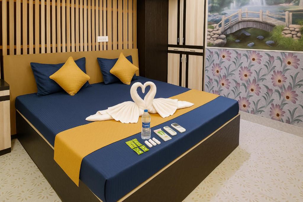 Postel nebo postele na pokoji v ubytování Hotel Rajnandani Palace Ayodhya By IQ Hotels - A Regal Stay Just Steps from Ram Mandir