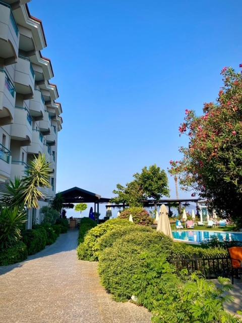 Bazén v ubytování Hotel Mutlu nebo v jeho okolí