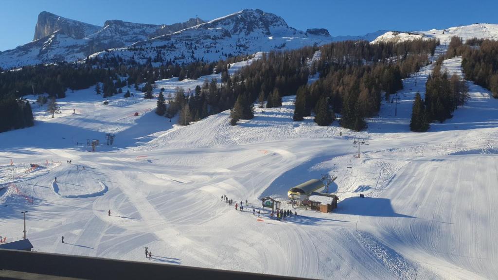 eine schneebedeckte Skipiste mit Skilift in der Unterkunft Studio avec balcon sud LES PISTEURS in Le Dévoluy