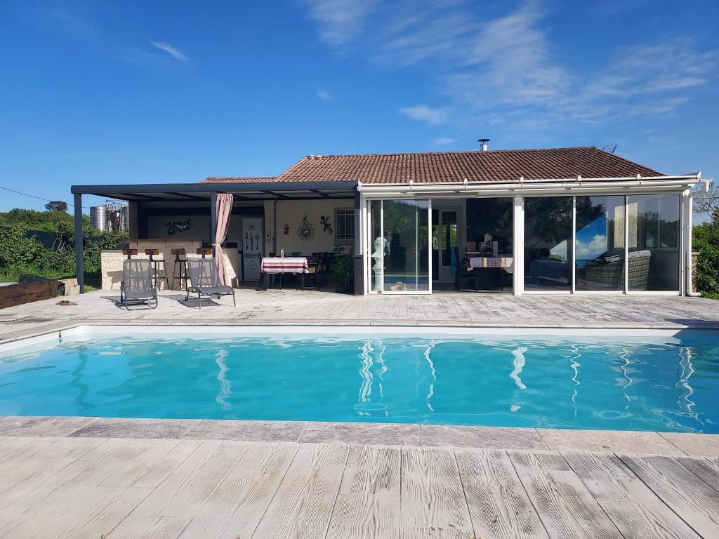 une piscine devant une maison dans l'établissement Nys, à Saint-Sauveur-de-Cruzières