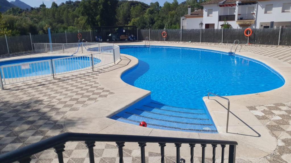 a large swimming pool with blue water at El mirador de El Bosque in El Bosque