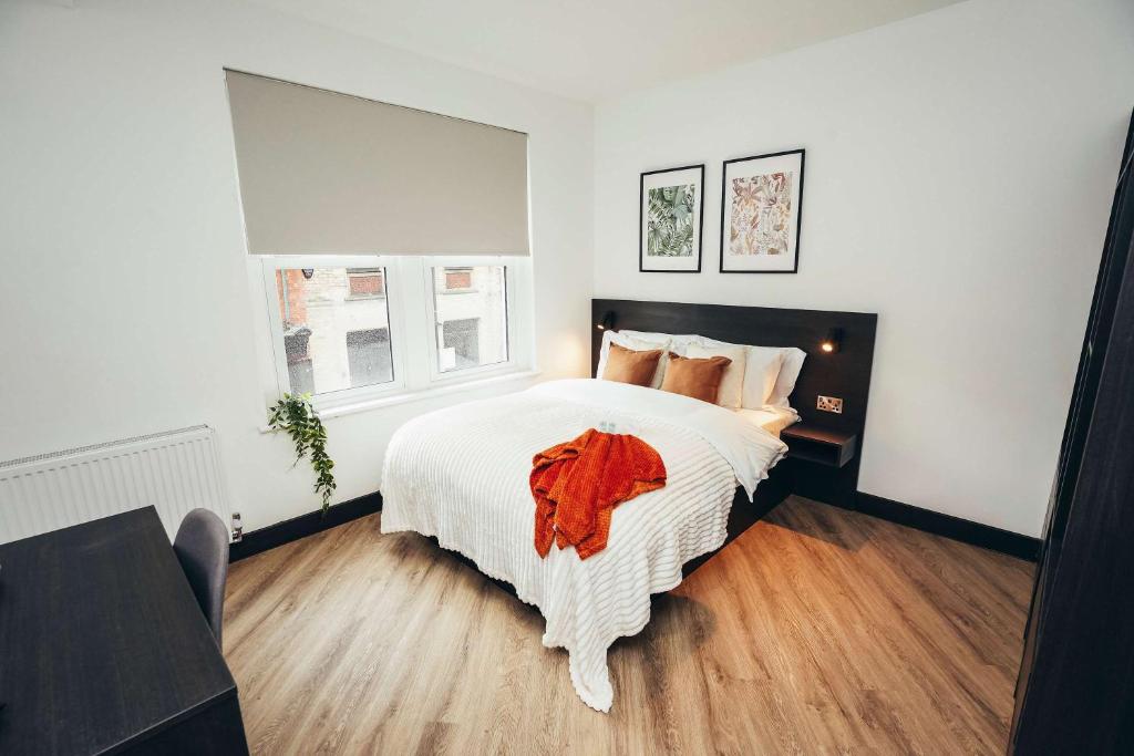 En eller flere senge i et værelse på No46 Stylish City Studio Apartment, By DerBnB