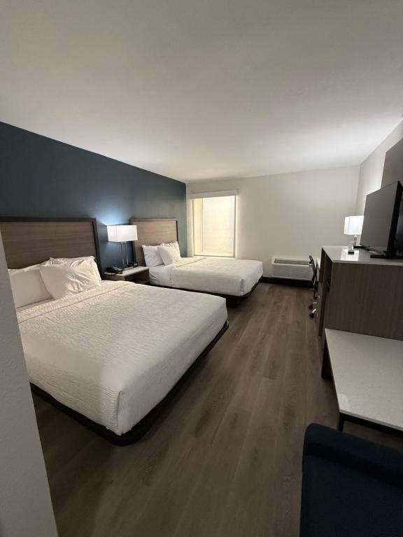 Postel nebo postele na pokoji v ubytování Baymont by Wyndham Batavia - Darien Lake