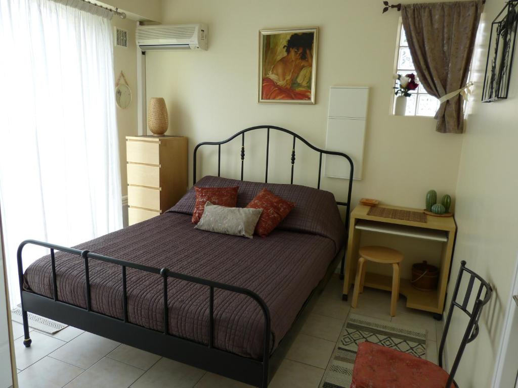 une chambre avec un lit, une table et un bureau dans l'établissement Appartement Elody - Villa Cocooning, à Houilles