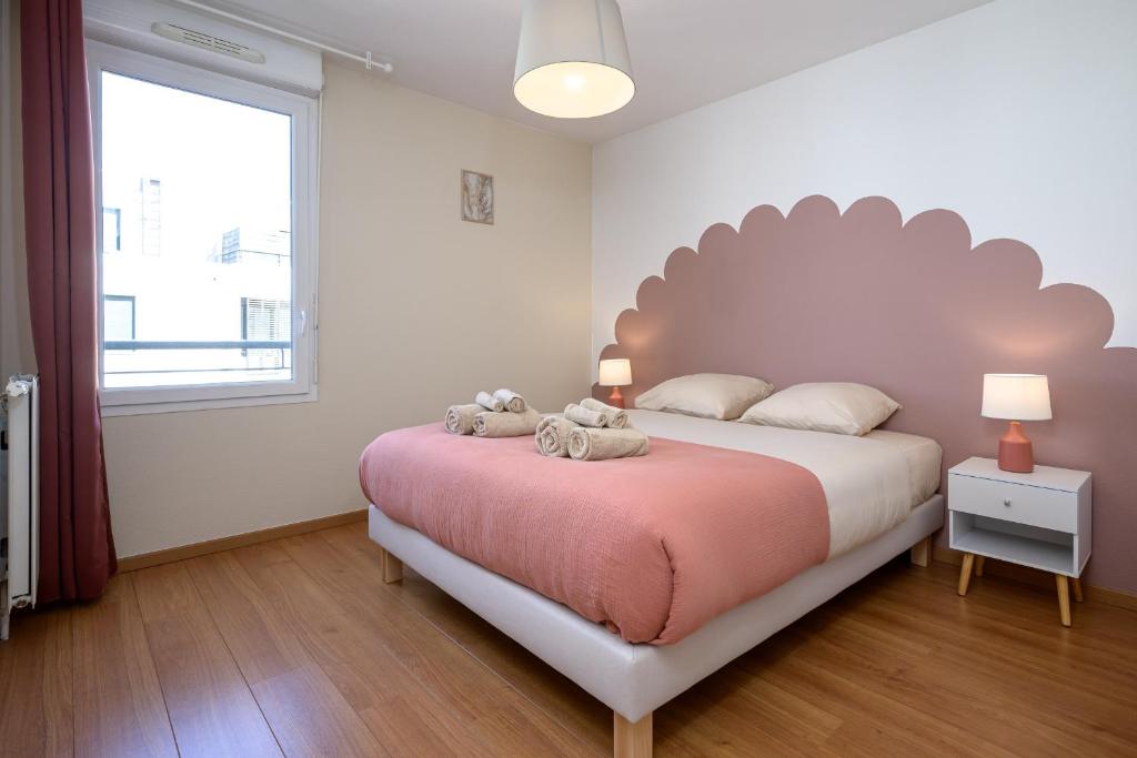 une chambre avec un grand lit et une fenêtre dans l'établissement L antre ensoleillee du Minotaure, Parking, à Toulouse