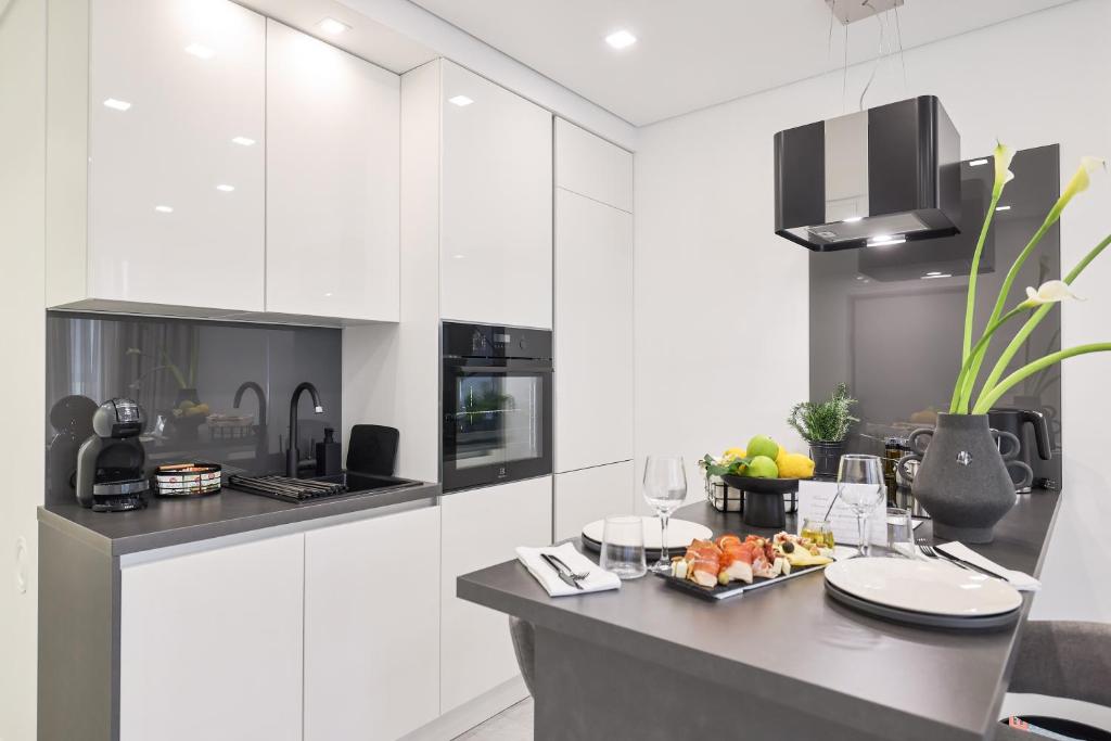 S&S Luxury Apartment with balcony, 10 Minutes walk to Old Town, free parking