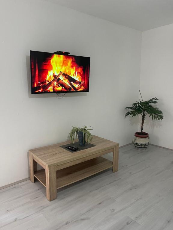 TV a/nebo společenská místnost v ubytování Sony Apartman-Private parking is free - Jacuzzi is free