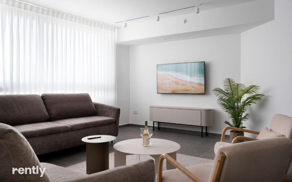 Ein Sitzbereich in der Unterkunft Luxury Apartments And Studios At Sea Side By Rently