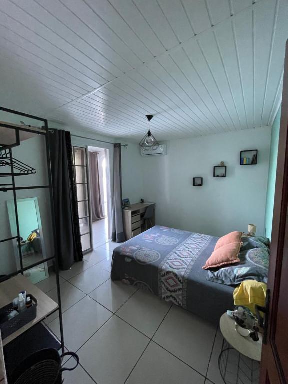Postel nebo postele na pokoji v ubytování Escapade dans l'Est , chambre confort avec piscine