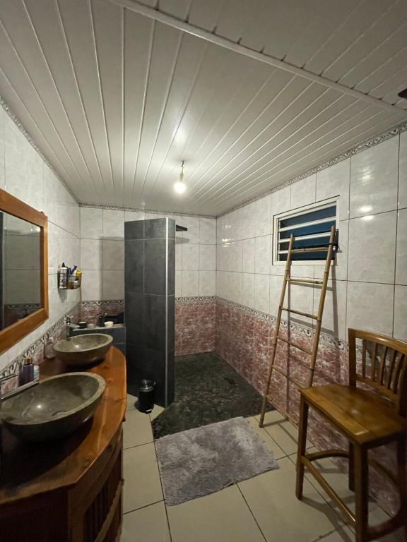 Koupelna v ubytování Escapade dans l'Est , chambre confort avec piscine