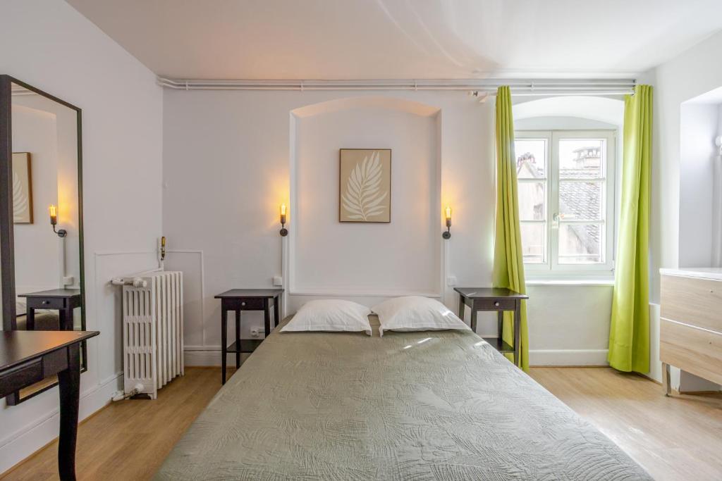 Postel nebo postele na pokoji v ubytování Hôtel Patricia - Strasbourg Hyper Centre