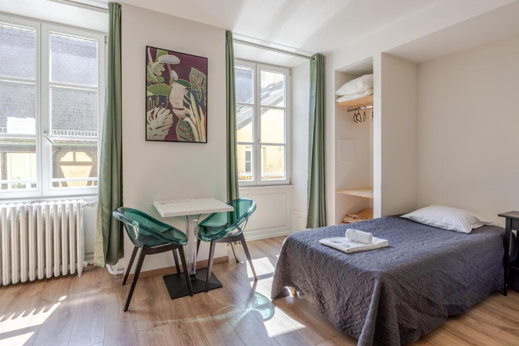 Postel nebo postele na pokoji v ubytování Hôtel Patricia - Strasbourg Hyper Centre