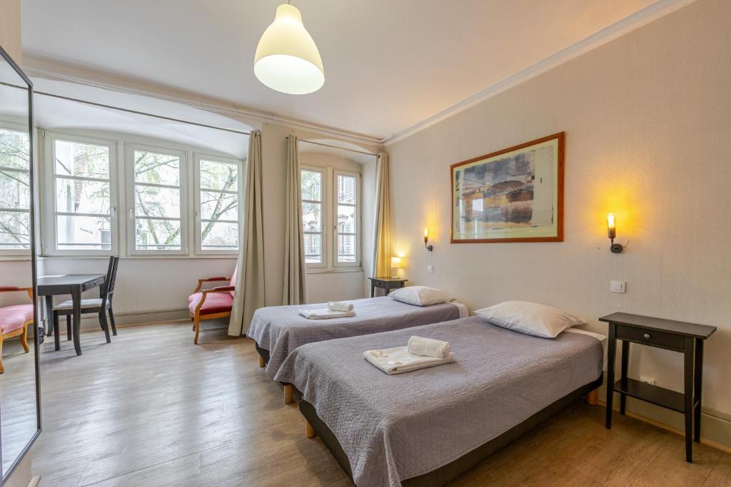 Postel nebo postele na pokoji v ubytování Hôtel Patricia - Strasbourg Hyper Centre