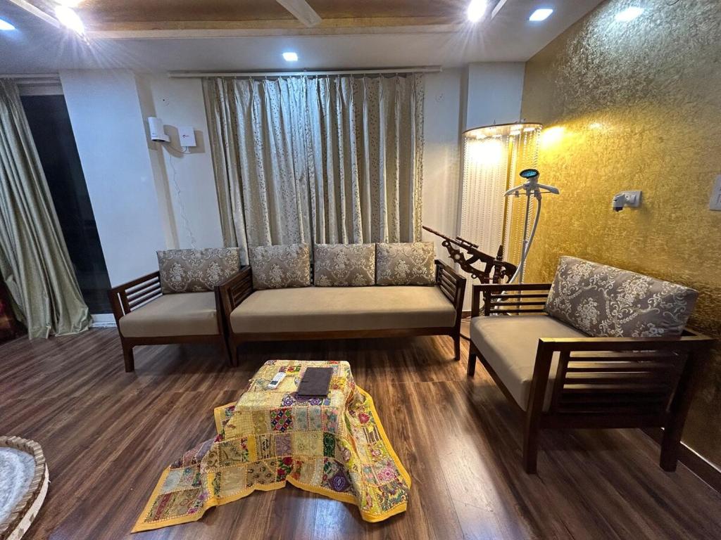 Χώρος καθιστικού στο Shiv - The Luxurious Gold Studio in Jaipur