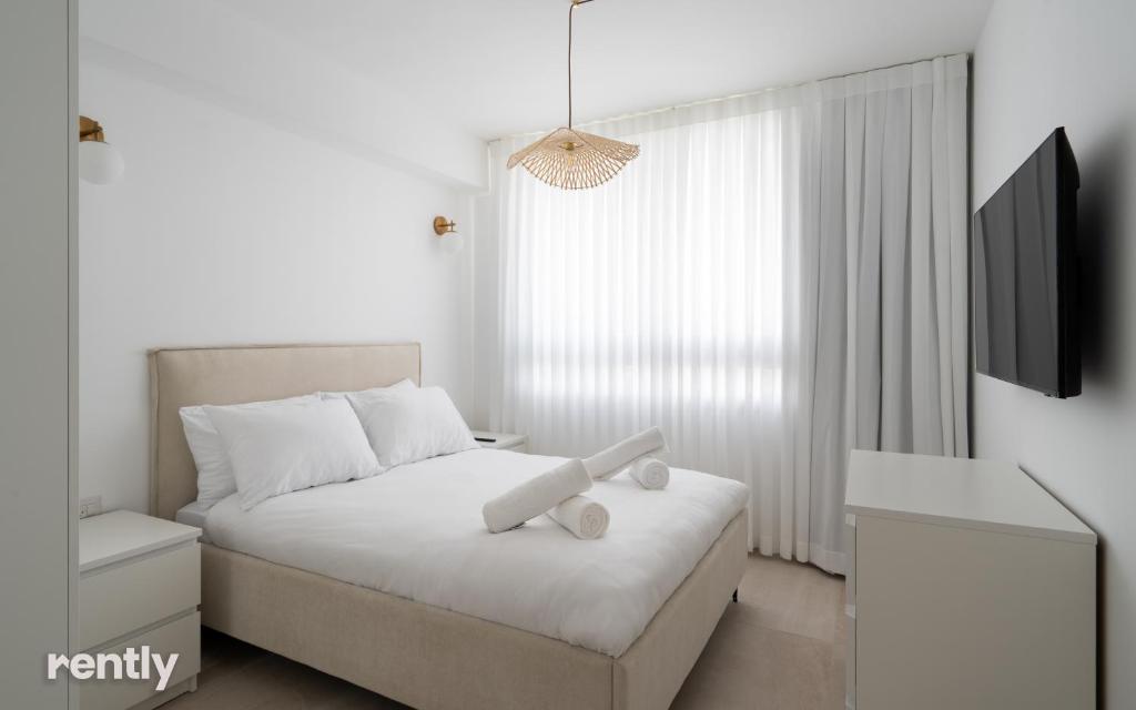 Ein Bett oder Betten in einem Zimmer der Unterkunft Luxury Apartments And Studios At Sea Side By Rently