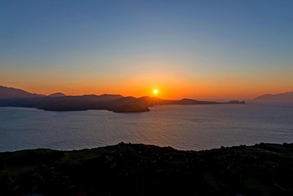 Φωτογραφία από το άλμπουμ του At the Side of the Castle στην Πλάκα Μήλου