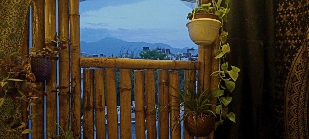 Nespecifikovaný výhled na hory nebo výhled na hory při pohledu z hostelu