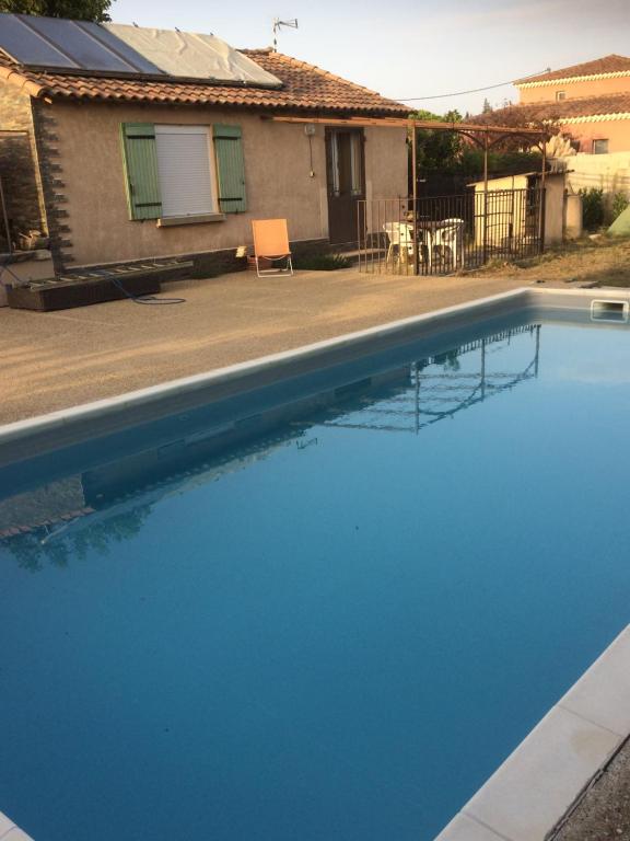 une piscine devant une maison dans l'établissement Le chant des Cigales, à La Celle-sous-Gouzon