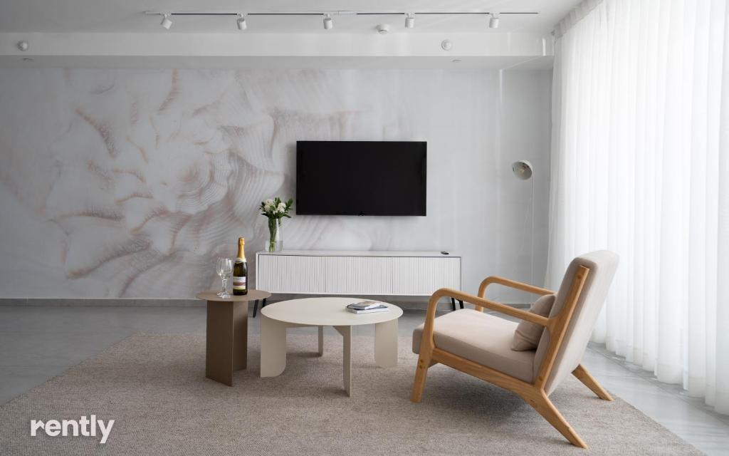 TV&#47;Unterhaltungsangebot in der Unterkunft Luxury Apartments And Studios At Sea Side By Rently