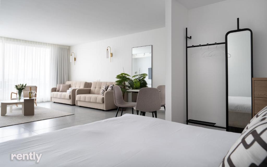 Ein Bett oder Betten in einem Zimmer der Unterkunft Luxury Apartments And Studios At Sea Side By Rently