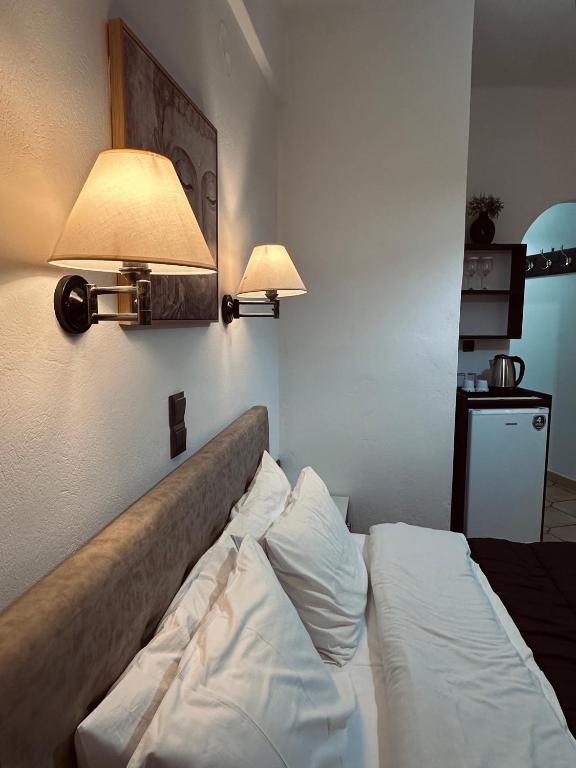 Postel nebo postele na pokoji v ubytování Studios Souropanis