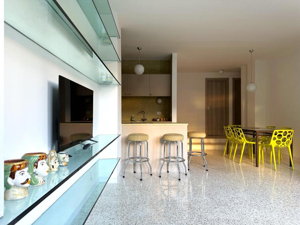 een keuken met gele stoelen en een tafel in een kamer bij Apartments Navigli Center in Milaan